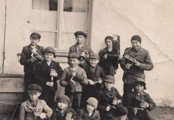 Snímek vrbických řehtáčů z roku 1942