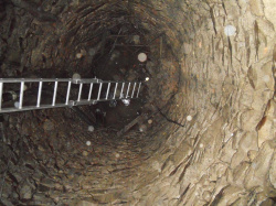 Čištění požární nádrže (kašny) v říjnu 2012. Hloubka nádrže je 7 m, průměr 4 m.
