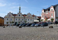 Náměstí s&nbsp;barokní radnicí v&nbsp;Kašperských Horách